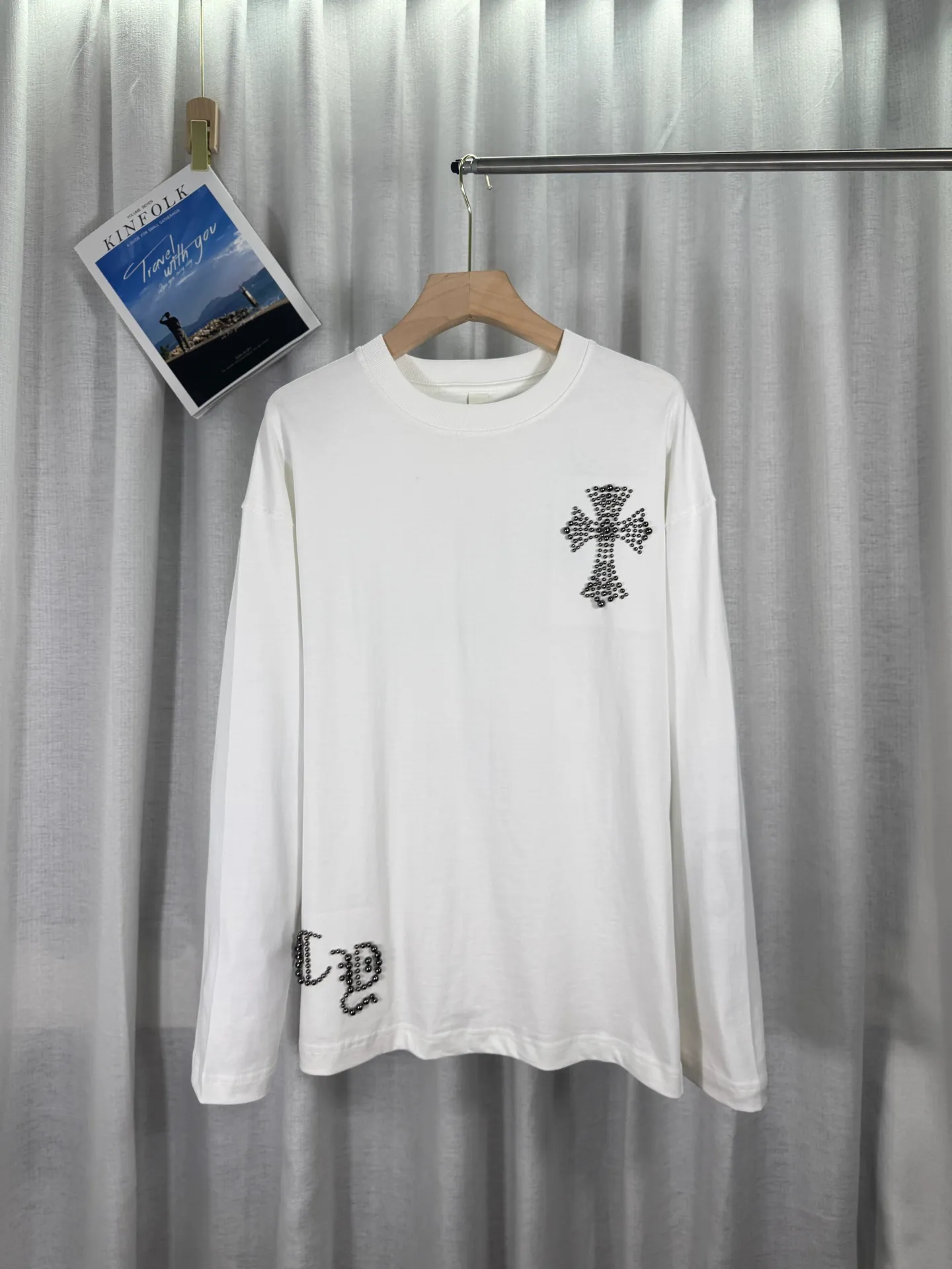 P250 top version, real shot without P, ​​different from market currency) 𝗖𝗵𝗿𝗼𝗺𝗲 𝗛𝗲𝗮𝗿𝘁𝘀/Cro Heart 2025 Autumn and Winter Horseshoe Cross Print Pearl Compass Couple Casual Long Sleeve 👑The highest version! Customized fabric 320g fabric! Horseshoe cross print pearl compass patch embroidery and exquisite embroidery of letters! The best-selling model in the counter, very comfortable to wear. Accessories: original molded and authenticated collar label➕100% silk wash label. Genuine purchase-grade original hangtag➕matching hanging rope➕3D hanging beads➕original packaging bag. Craftsmanship: The original version has consistent wiring! The highest version of the armhole matching technique! Color: Blue Black Size: S M L XL Style No.: 5171